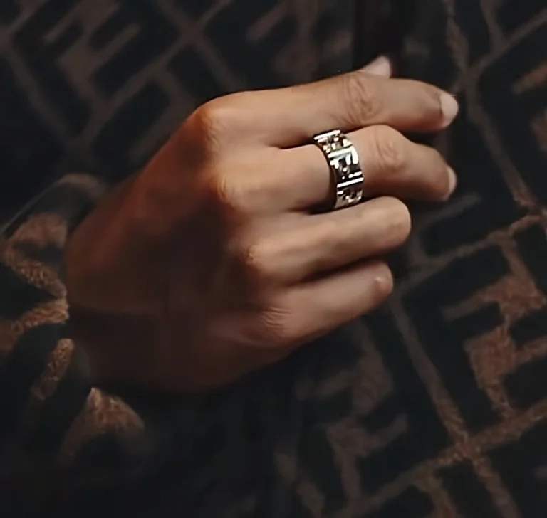 Đôi bàn tay của Steven Nguyễn