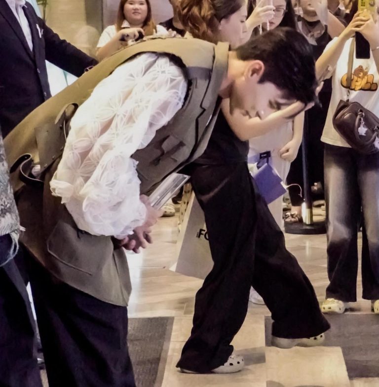 Steven Nguyễn cúi gập người cảm ơn khán giả sau khi nhận giải Actor of the year